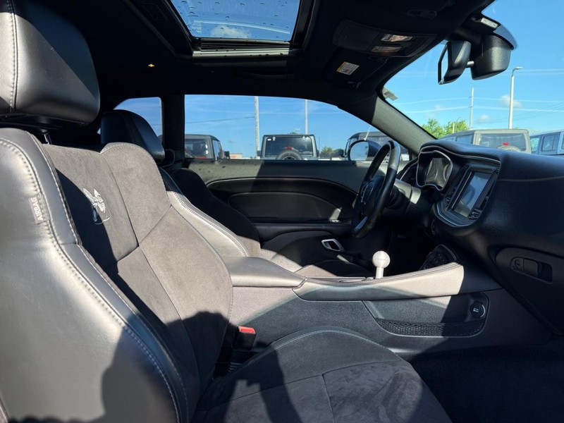 Dodge Challenger Vehicle Full-screen Gallery Image 10