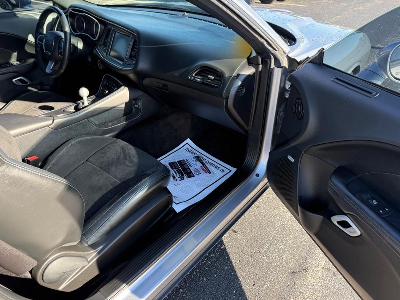 Dodge Challenger Vehicle Full-screen Gallery Image 11