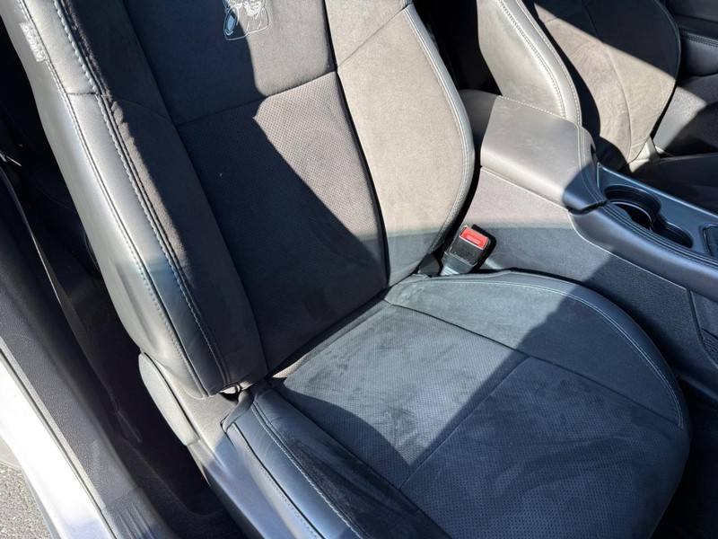 Dodge Challenger Vehicle Full-screen Gallery Image 12