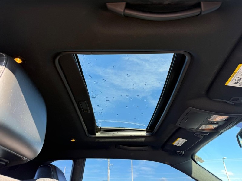 Dodge Challenger Vehicle Full-screen Gallery Image 14