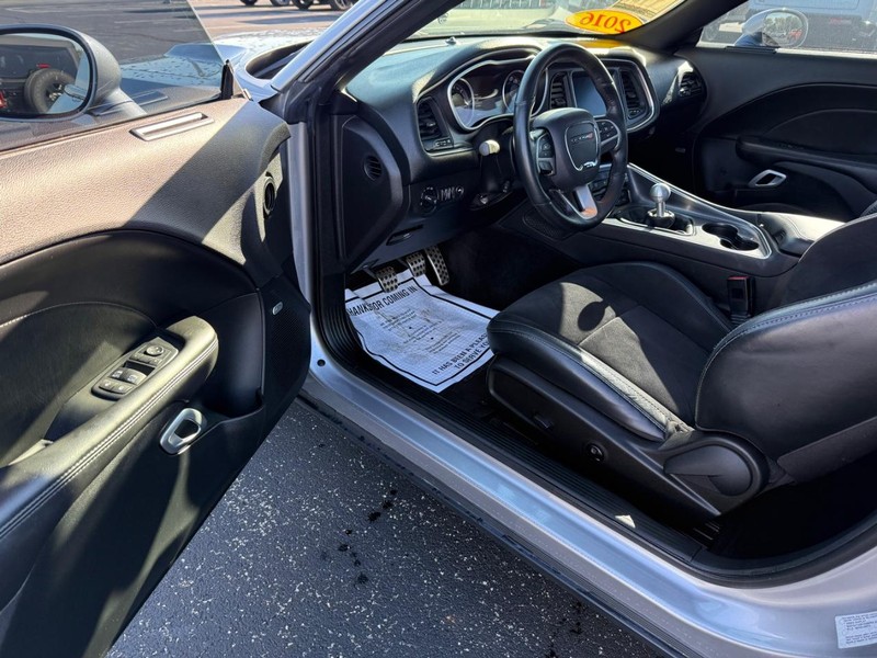 Dodge Challenger Vehicle Full-screen Gallery Image 15