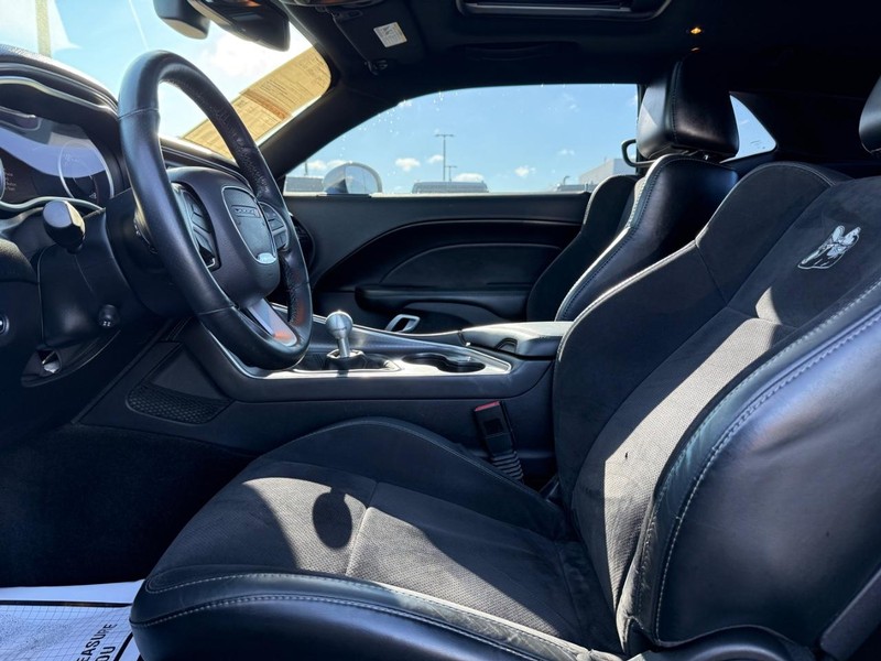 Dodge Challenger Vehicle Full-screen Gallery Image 16