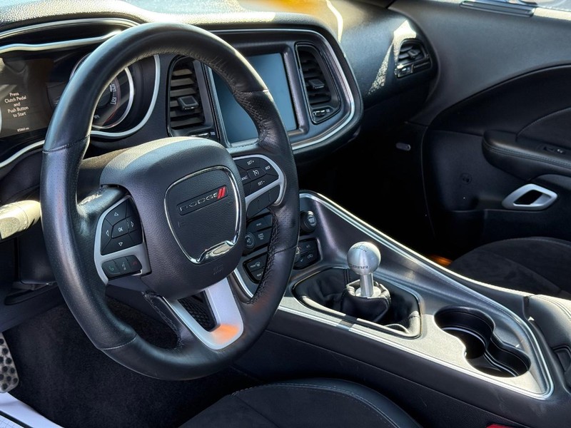 Dodge Challenger Vehicle Full-screen Gallery Image 17