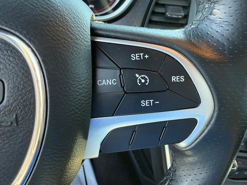 Dodge Challenger Vehicle Full-screen Gallery Image 19
