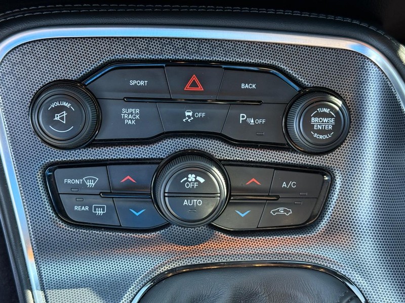 Dodge Challenger Vehicle Full-screen Gallery Image 24