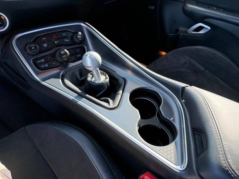 Dodge Challenger Vehicle Full-screen Gallery Image 25