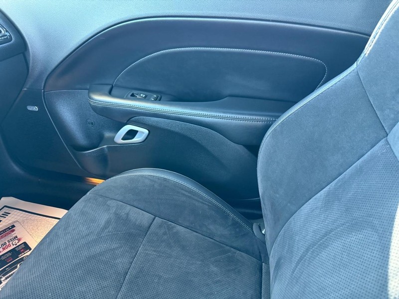 Dodge Challenger Vehicle Full-screen Gallery Image 26