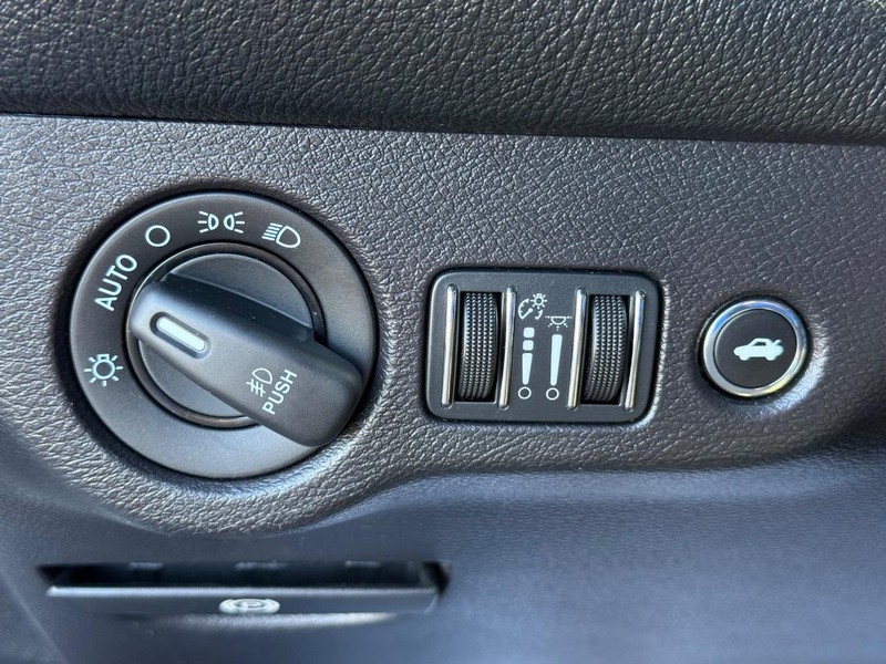 Dodge Challenger Vehicle Full-screen Gallery Image 30