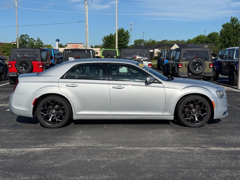 Chrysler 300 Vehicle Full-screen Gallery Image 02