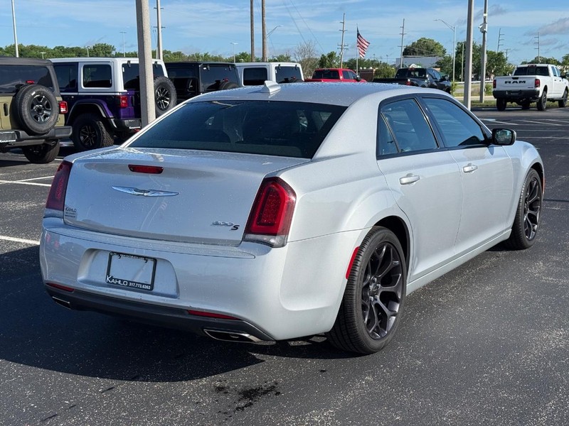 Chrysler 300 Vehicle Full-screen Gallery Image 03