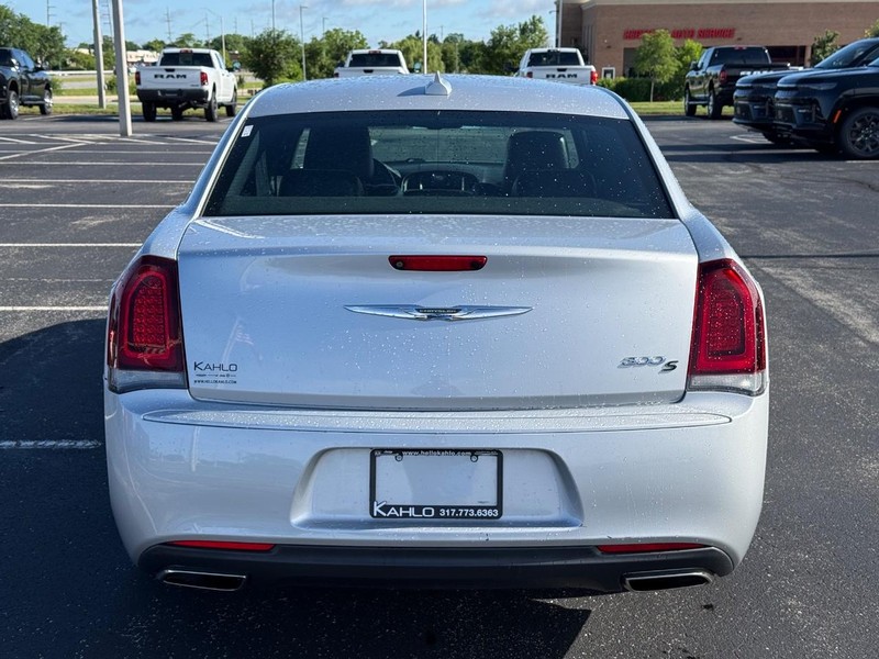 Chrysler 300 Vehicle Full-screen Gallery Image 04