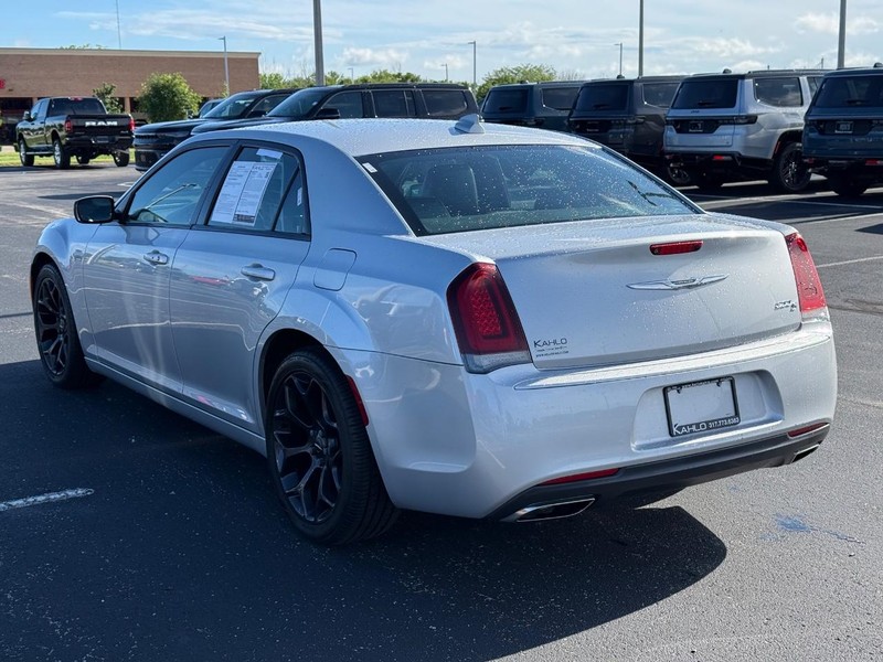 Chrysler 300 Vehicle Full-screen Gallery Image 05