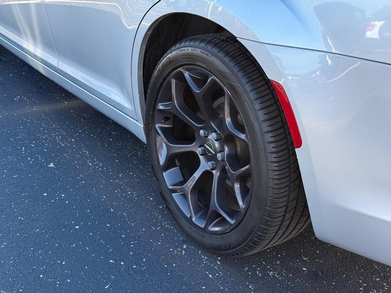 Chrysler 300 Vehicle Full-screen Gallery Image 06