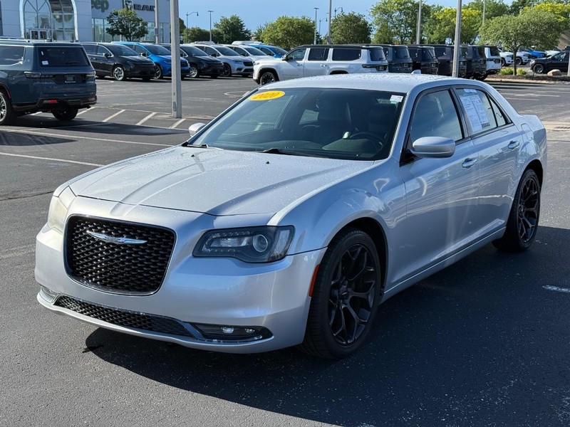 Chrysler 300 Vehicle Full-screen Gallery Image 08