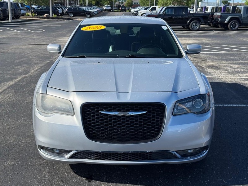 Chrysler 300 Vehicle Full-screen Gallery Image 09