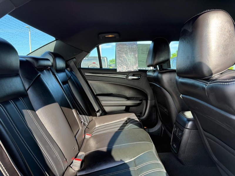 Chrysler 300 Vehicle Full-screen Gallery Image 10