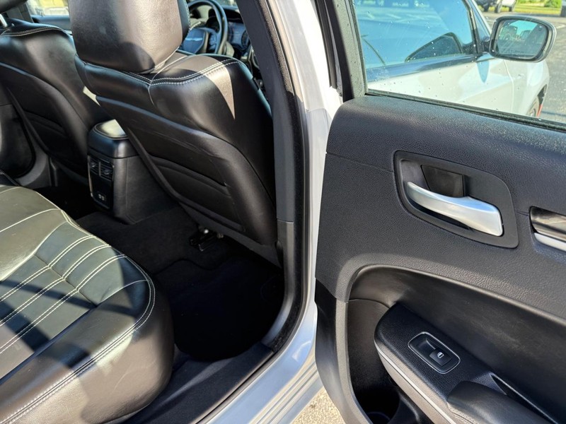 Chrysler 300 Vehicle Full-screen Gallery Image 11