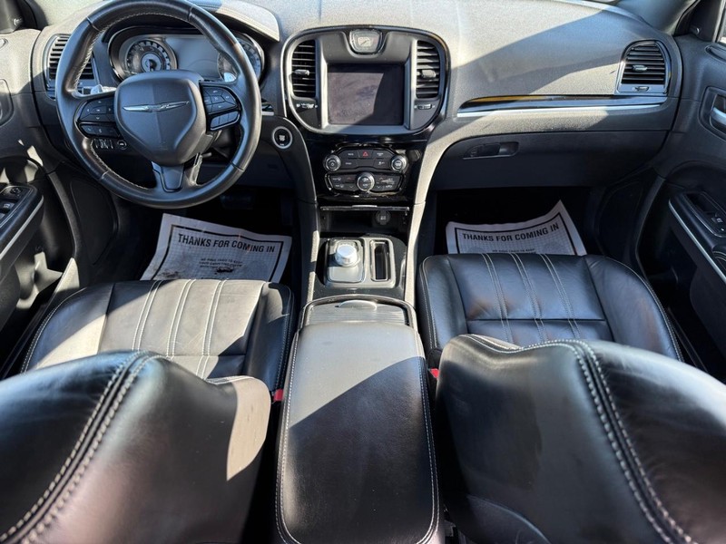 Chrysler 300 Vehicle Full-screen Gallery Image 12