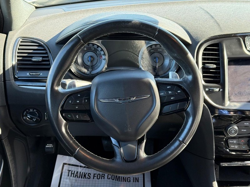 Chrysler 300 Vehicle Full-screen Gallery Image 13