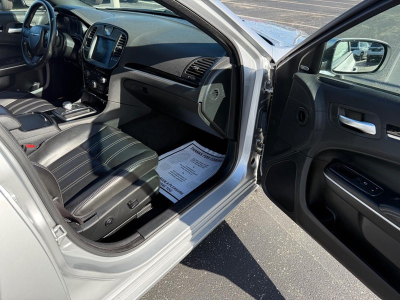 Chrysler 300 Vehicle Full-screen Gallery Image 14