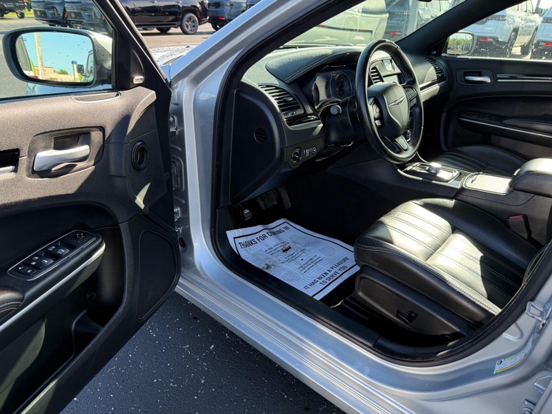 Chrysler 300 Vehicle Full-screen Gallery Image 16