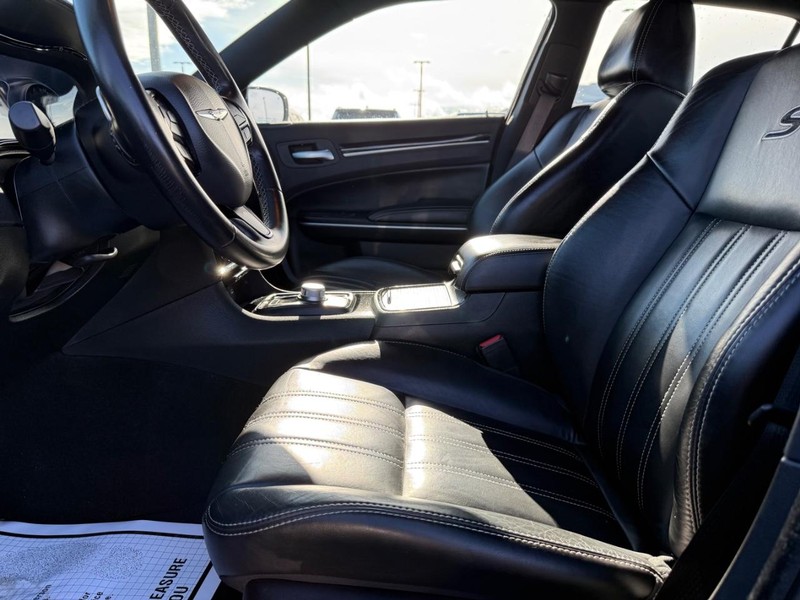 Chrysler 300 Vehicle Full-screen Gallery Image 17