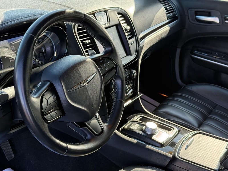 Chrysler 300 Vehicle Full-screen Gallery Image 18