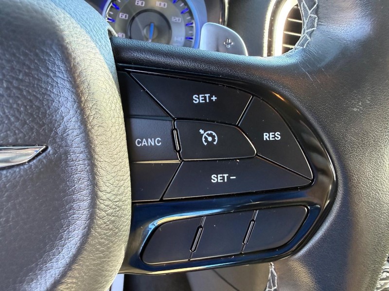 Chrysler 300 Vehicle Full-screen Gallery Image 21
