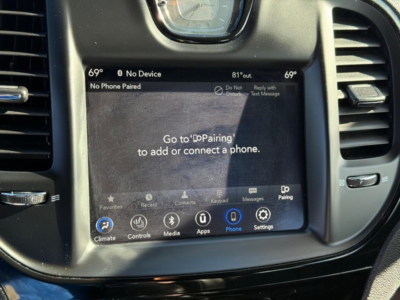 Chrysler 300 Vehicle Full-screen Gallery Image 23