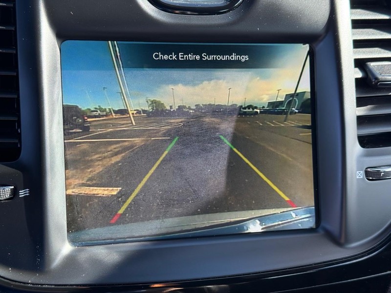 Chrysler 300 Vehicle Full-screen Gallery Image 24