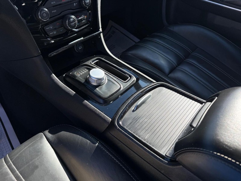 Chrysler 300 Vehicle Full-screen Gallery Image 27