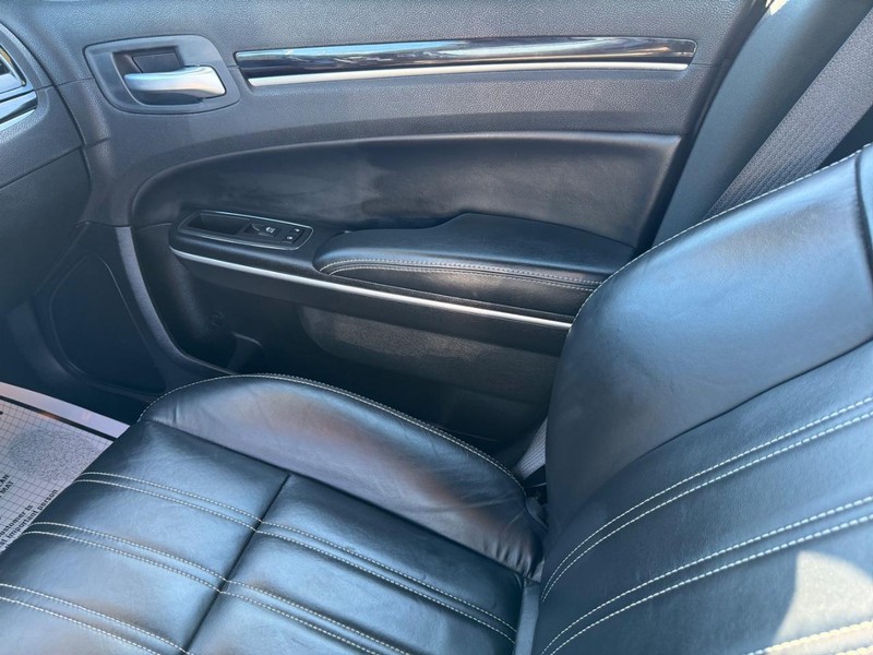 Chrysler 300 Vehicle Full-screen Gallery Image 28