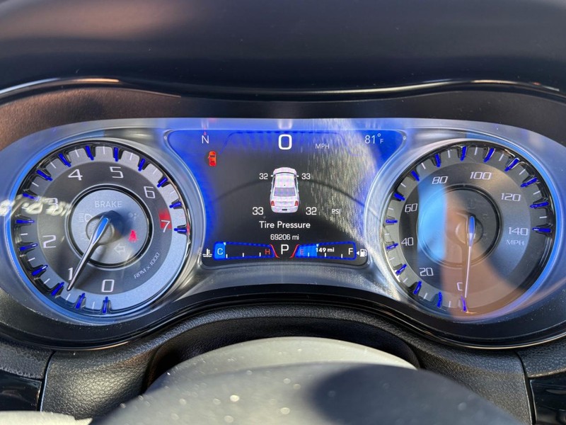 Chrysler 300 Vehicle Full-screen Gallery Image 29