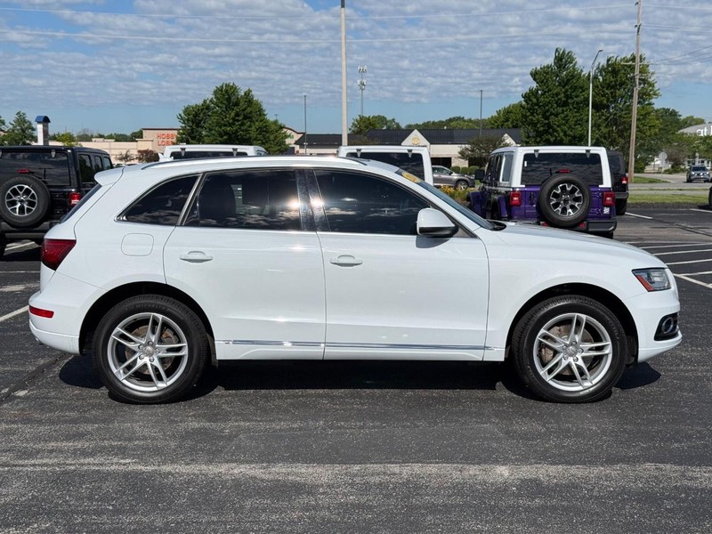 Audi Q5 Vehicle Full-screen Gallery Image 02
