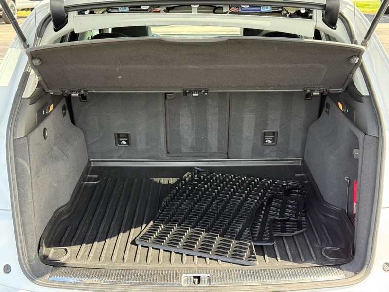 Audi Q5 Vehicle Full-screen Gallery Image 07