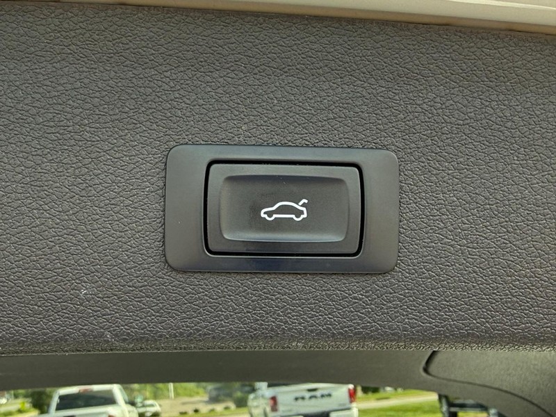 Audi Q5 Vehicle Full-screen Gallery Image 08