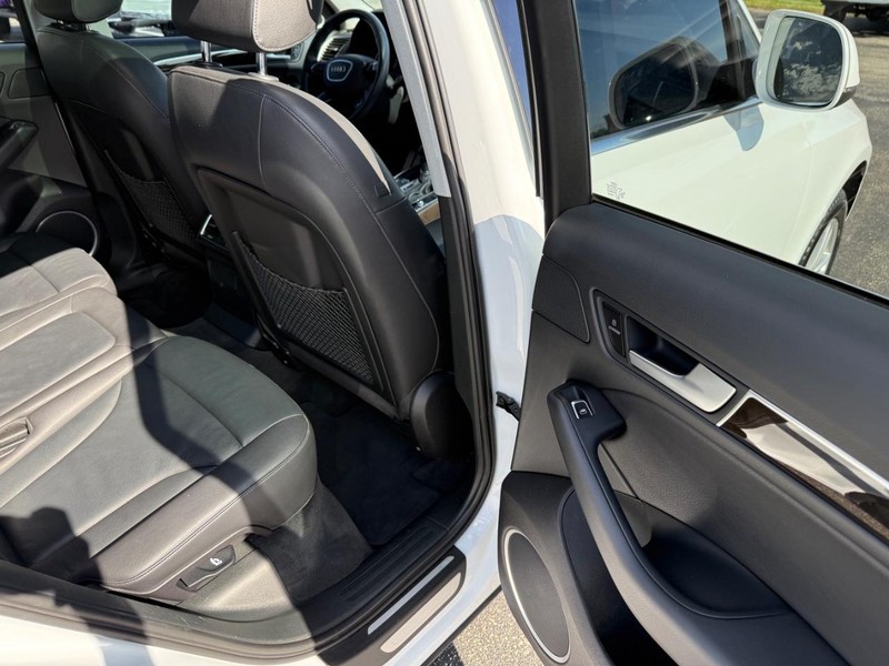 Audi Q5 Vehicle Full-screen Gallery Image 12