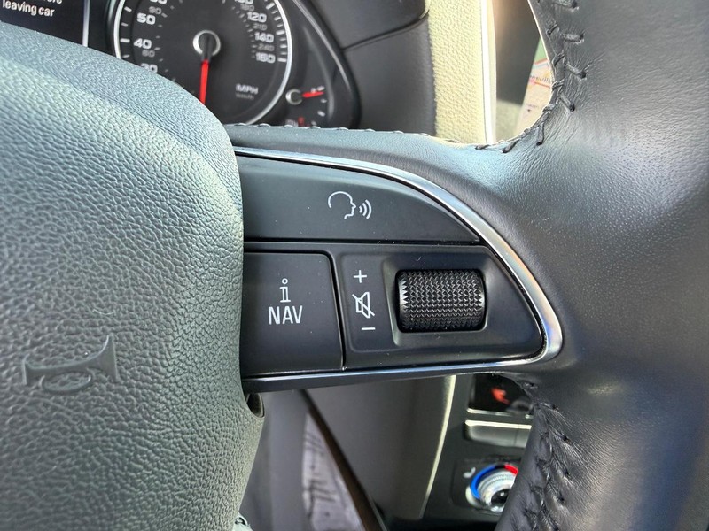 Audi Q5 Vehicle Full-screen Gallery Image 22