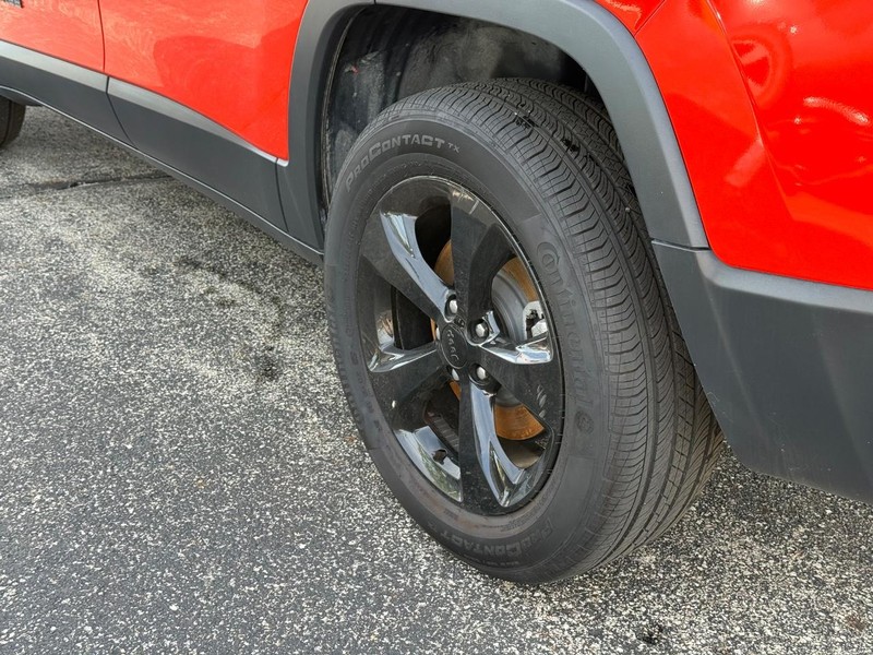 Jeep Cherokee Vehicle Full-screen Gallery Image 6