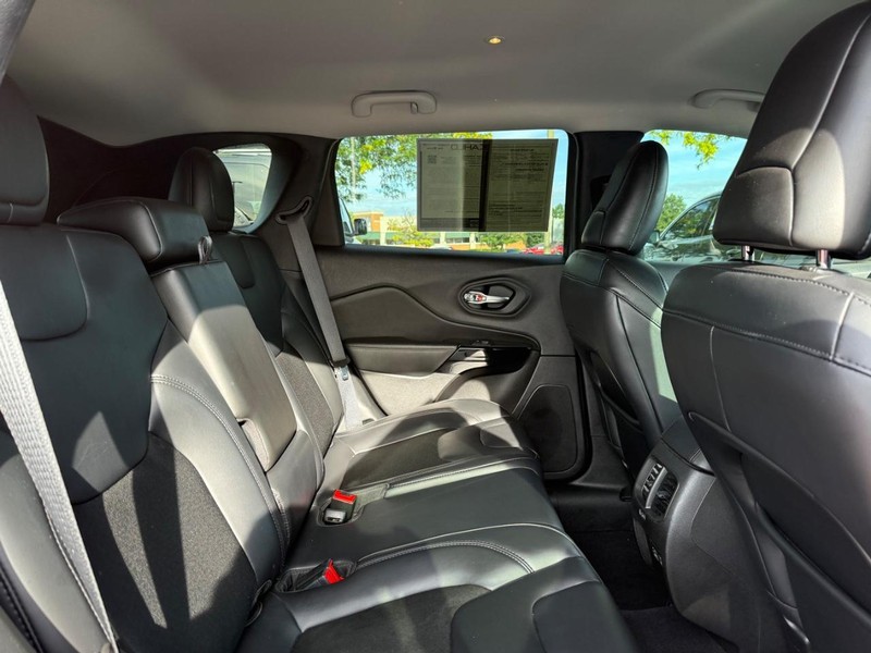 Jeep Cherokee Vehicle Full-screen Gallery Image 10