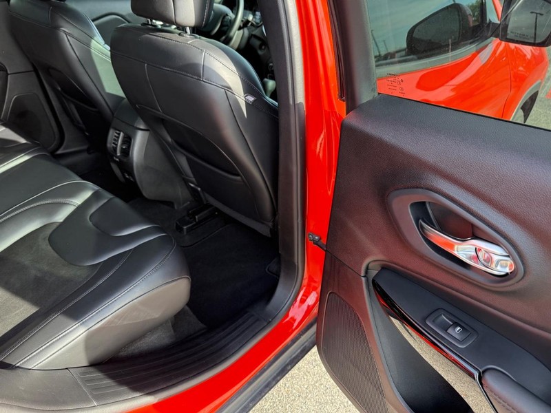 Jeep Cherokee Vehicle Full-screen Gallery Image 11