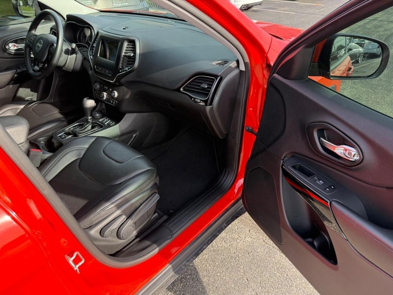 Jeep Cherokee Vehicle Full-screen Gallery Image 14
