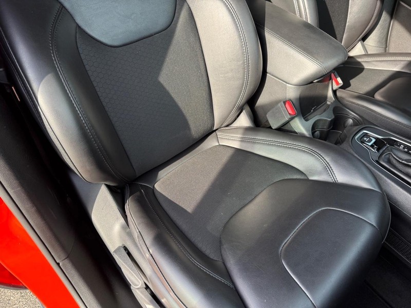 Jeep Cherokee Vehicle Full-screen Gallery Image 15