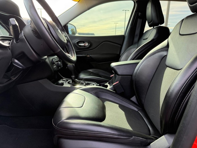 Jeep Cherokee Vehicle Full-screen Gallery Image 16