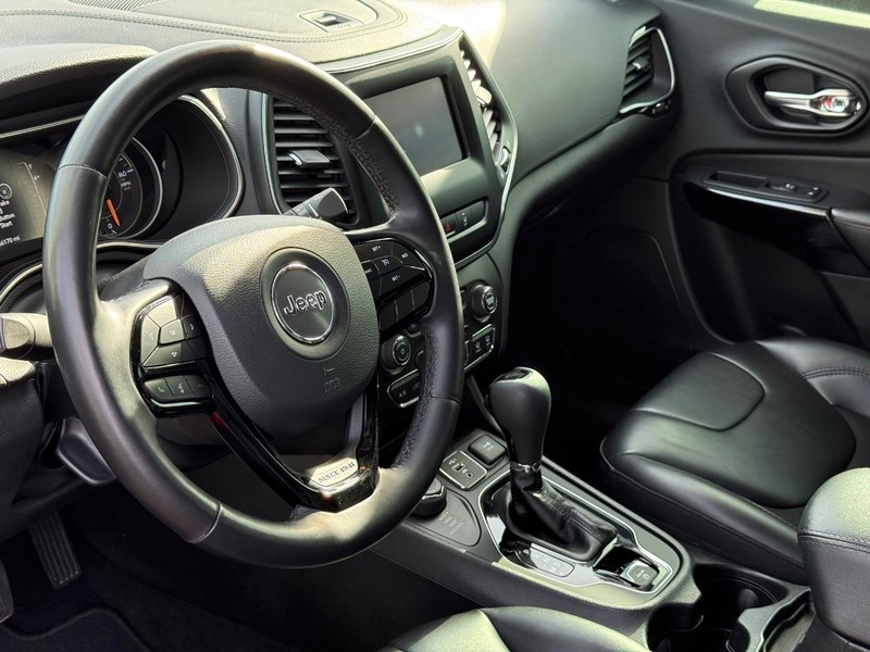 Jeep Cherokee Vehicle Full-screen Gallery Image 17