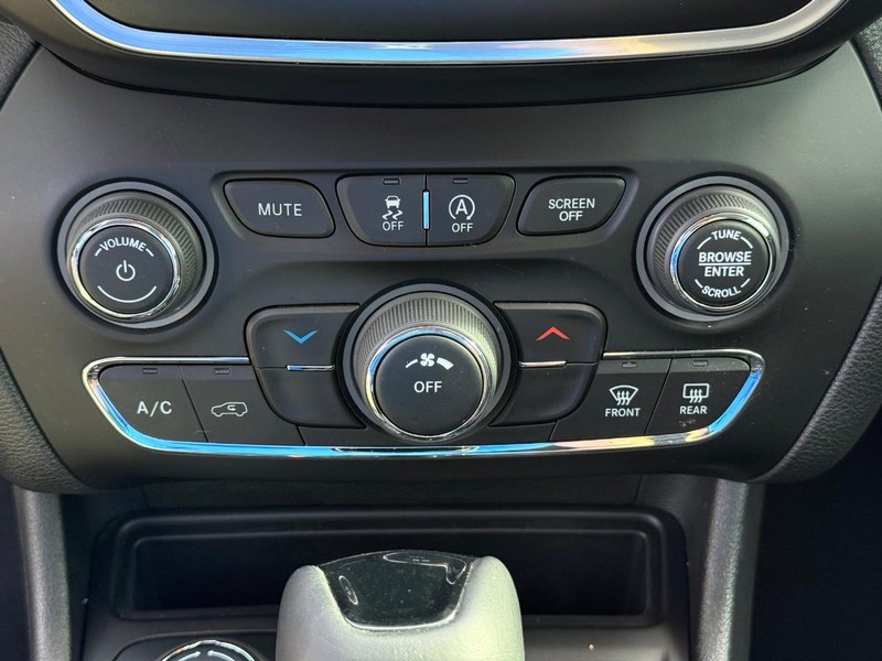 Jeep Cherokee Vehicle Full-screen Gallery Image 24