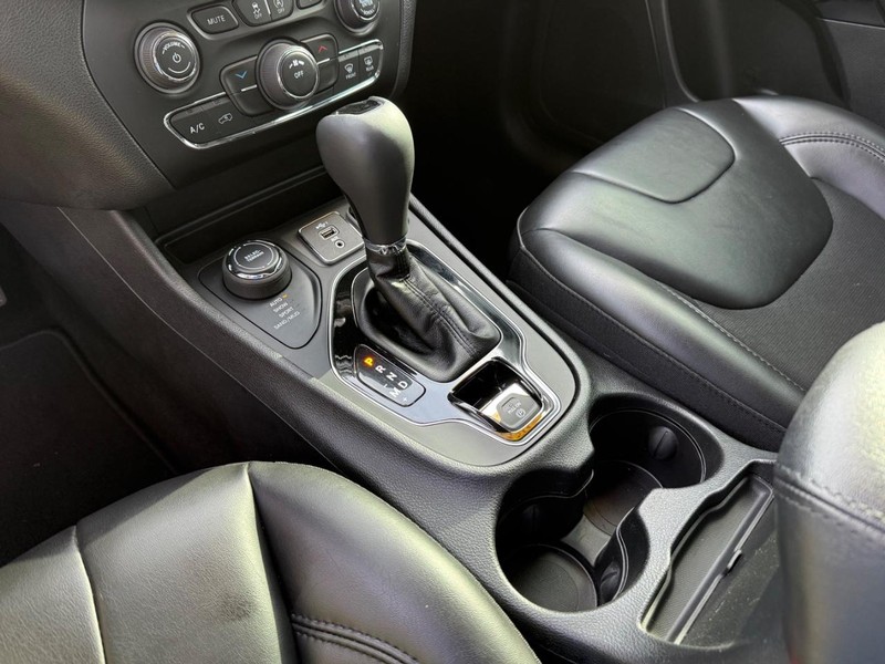 Jeep Cherokee Vehicle Full-screen Gallery Image 25