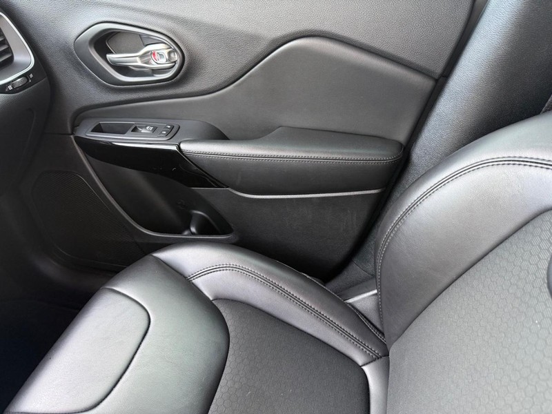 Jeep Cherokee Vehicle Full-screen Gallery Image 26