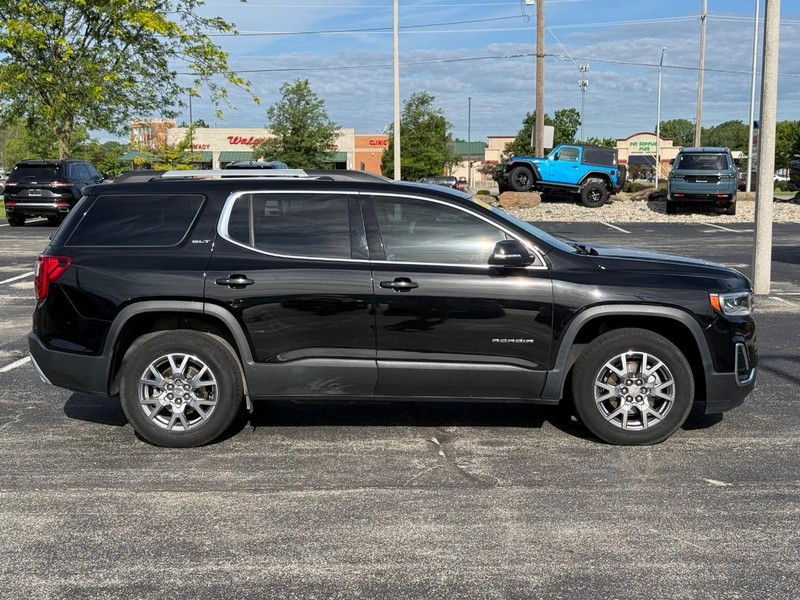 GMC Acadia Vehicle Full-screen Gallery Image 02