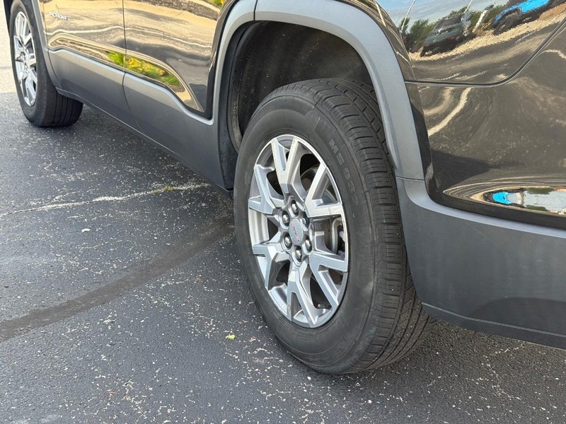 GMC Acadia Vehicle Full-screen Gallery Image 06